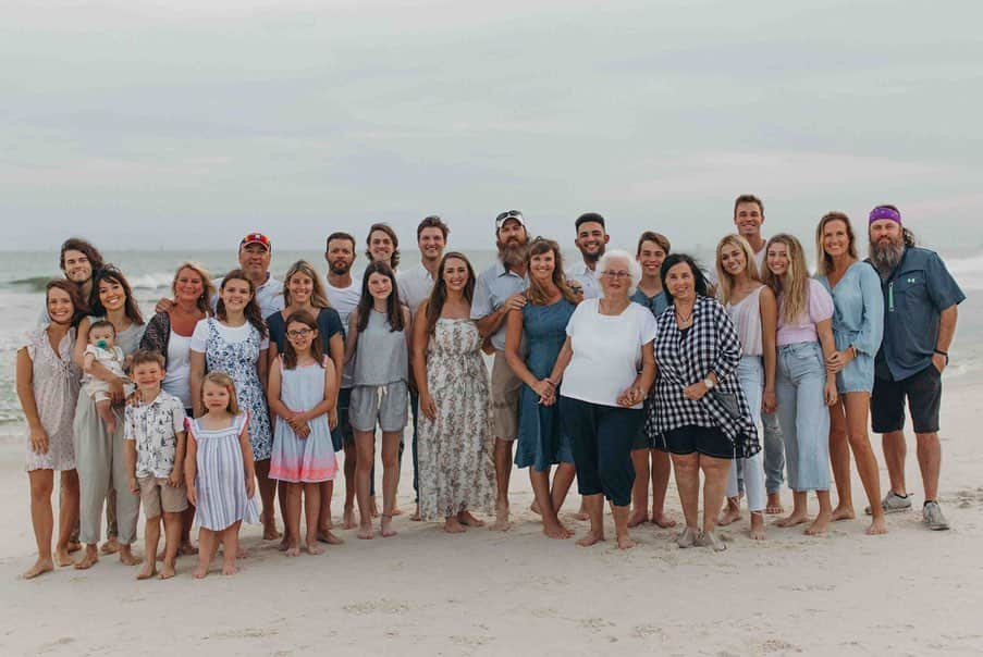 コリー・ロバートソンさんのインスタグラム写真 - (コリー・ロバートソンInstagram)「Annual Family Beach Picture!! We’ve done this every year for the last 23 years. I’m going to be honest, there have been some years I just didn’t want to do it. Kids were grouchy, husband wasn’t much help, I didn’t feel like taking a shower 😜 but every year one of the us rally’s the troops and we all manage to put on something nice and walk down to the beach at sunset to take pics, and every year I’m so thankful that we do!! It always ends up being a special night where, after the pics are taken, cousins throw the football or bury one another in the sand. Keeping traditions alive isn’t always easy, but always worth it. The pictures we have through the years are truly priceless  What tradition does your family keep?  I’d love to hear!」5月26日 1時11分 - bosshogswife