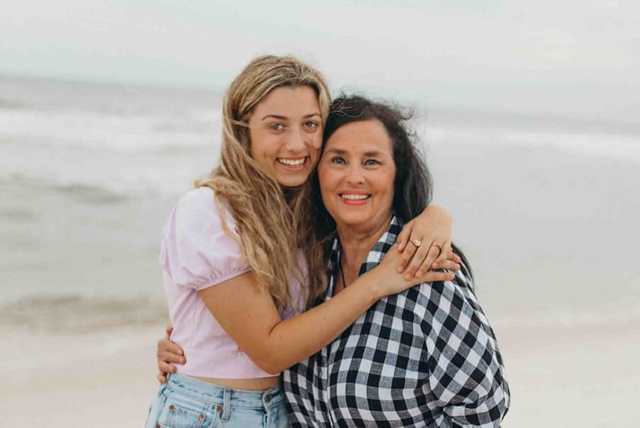 コリー・ロバートソンさんのインスタグラム写真 - (コリー・ロバートソンInstagram)「Annual Family Beach Picture!! We’ve done this every year for the last 23 years. I’m going to be honest, there have been some years I just didn’t want to do it. Kids were grouchy, husband wasn’t much help, I didn’t feel like taking a shower 😜 but every year one of the us rally’s the troops and we all manage to put on something nice and walk down to the beach at sunset to take pics, and every year I’m so thankful that we do!! It always ends up being a special night where, after the pics are taken, cousins throw the football or bury one another in the sand. Keeping traditions alive isn’t always easy, but always worth it. The pictures we have through the years are truly priceless  What tradition does your family keep?  I’d love to hear!」5月26日 1時11分 - bosshogswife