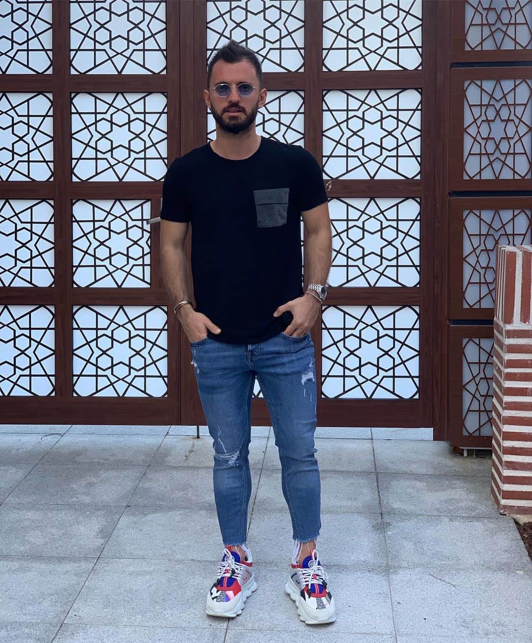 のインスタグラム：「✌️」