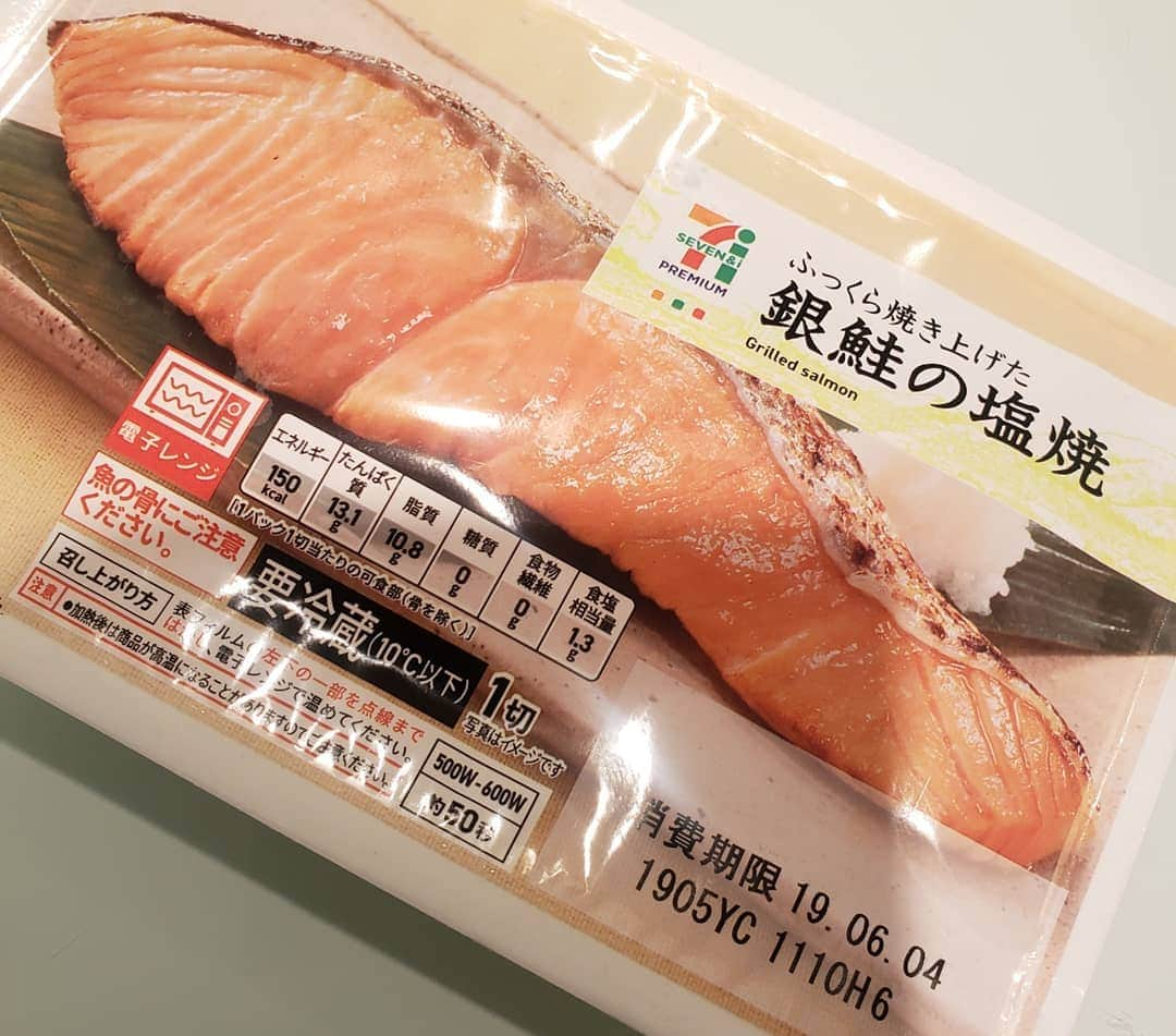 佐藤純さんのインスタグラム写真 - (佐藤純Instagram)「今日は運動会。  5時起きでお弁当作り🍱  もちろん、チキチキボーン(笑)😂 子供達は、のり弁。  大人は🍙。 シーチキンとシャケと焼き明太子の三種類。  シャケは、セブンイレブンの銀鮭の塩焼きをほぐして、お醤油で味付けして握ってまわりにごま塩をかけるのが我が家流。  真ん中だけお醤油がご飯にしみて美味しいの😊🍙 セブンの銀鮭にしたのは、ただの手抜きです(笑)😁 でも、この銀鮭美味しい‼️ #運動会 #お弁当 #兄妹弁当 #運動会弁当 #のり弁  #セブンイレブンの銀鮭 #手抜き #時短 #シャケおにぎり #鮭おにぎり #おにぎり #チキチキボーン #これも手抜き #年々手抜き #娘からのお手紙 #大好き #ママ#ママモデル#モデル #mama #mamamodel #model」5月26日 1時16分 - junsatoidea