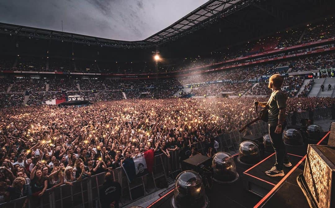 エド・シーランさんのインスタグラム写真 - (エド・シーランInstagram)「Lyon night #1 ! 📸 @zakarywalters #dividetour」5月26日 1時20分 - teddysphotos