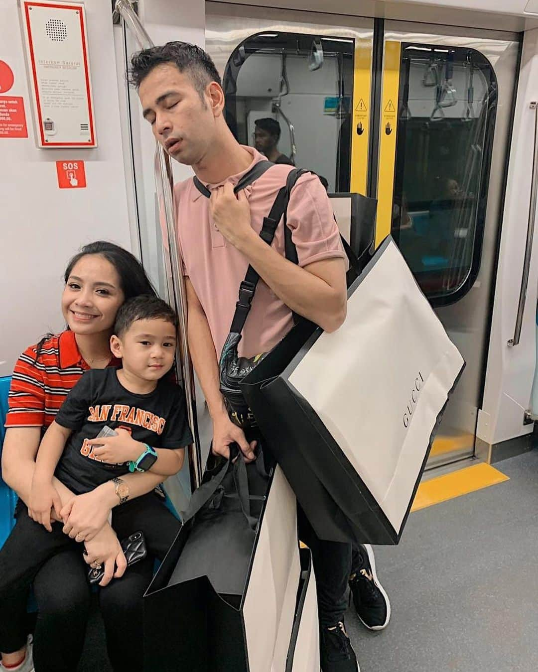 Raffi Ahmadさんのインスタグラム写真 - (Raffi AhmadInstagram)「Abis jalan” bersama keluarga dan Nunggu sahur pulangnya naik MRT Gaessss ❤️ - ada yang happy - ada yang mulai mengantuk - ada yang mengorok 🤣❤️😇💋」5月26日 1時20分 - raffinagita1717