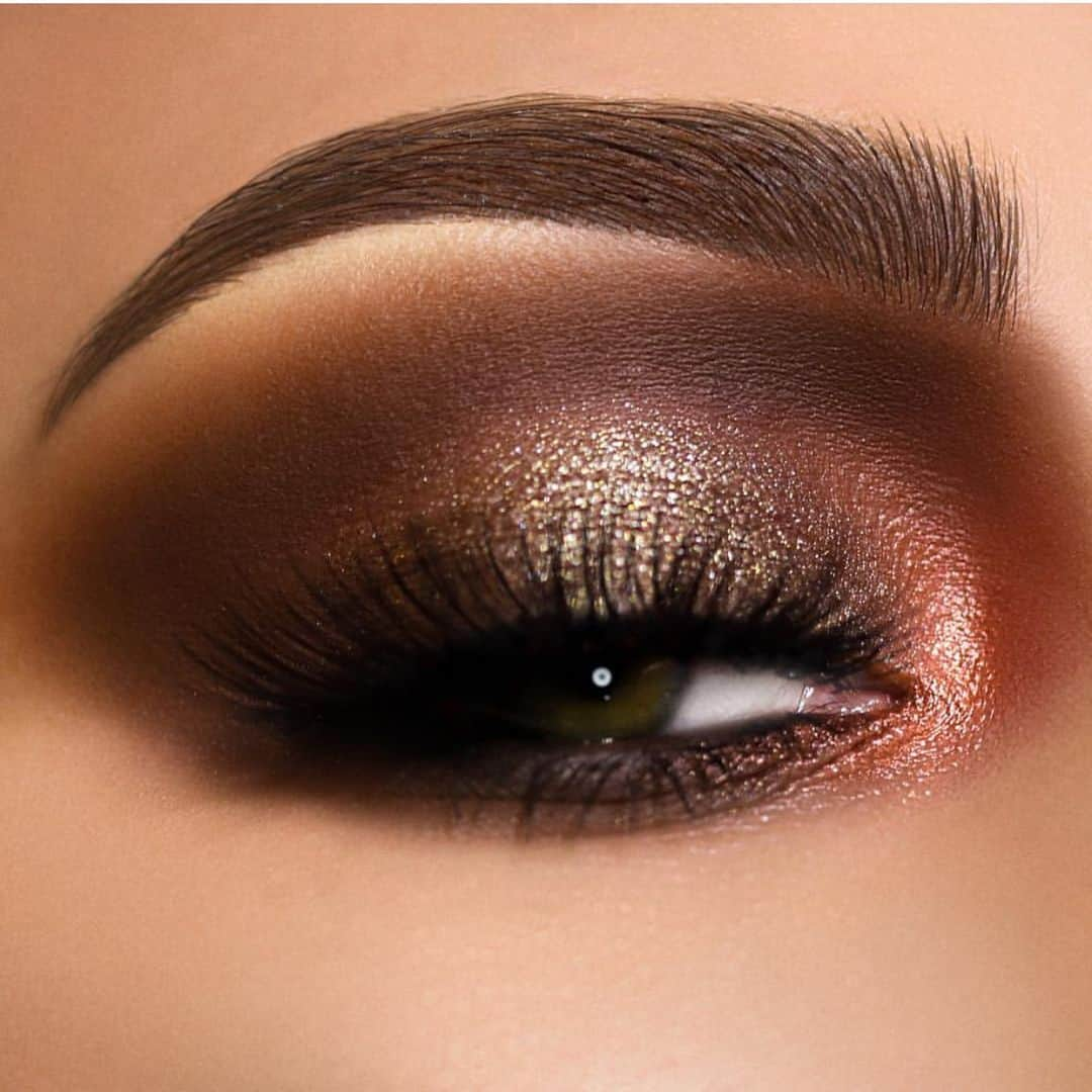 パット・マグラスさんのインスタグラム写真 - (パット・マグラスInstagram)「MADE YOU LOOK ⚡⚡⚡ Transform & transfix with a classic colour combination of #EYEdols Eye Shadow Singles: ‘TELEPATHIC TAUPE’ (a glamorously glittering greige) and ‘DEEP VELVET’ (a mesmerising matte deep plum brown suede) intensified by the RAVISHING ‘ROSE VENUS’ (a provocative pink shimmer) ⚡⚡⚡ FUEL YOUR FANTASIES with all 17 SCINTILLATING shades NOW at PATMcGRATH.COM. 👁: @alexandra_anele  #PMGHowTo 一 Define the socket & outer corner with ‘DEEP VELVET’ eyeshadow using a small blending brush  一 Use a finger to swipe ‘TELEPATHIC TAUPE’ eyeshadow onto the lid  一 Blend ‘DEEP VELVET’ eyeshadow along the lower lash line with a small detail brush  一 Emphasize the inner corner with ‘ROSE VENUS’ eyeshadow  一  Define the lower lash line with PermaGel Ultra Glide Eye Pencil in ‘XTREME BLACK’  一 Apply FetishEYES Mascara & false lashes」5月26日 1時25分 - patmcgrathreal