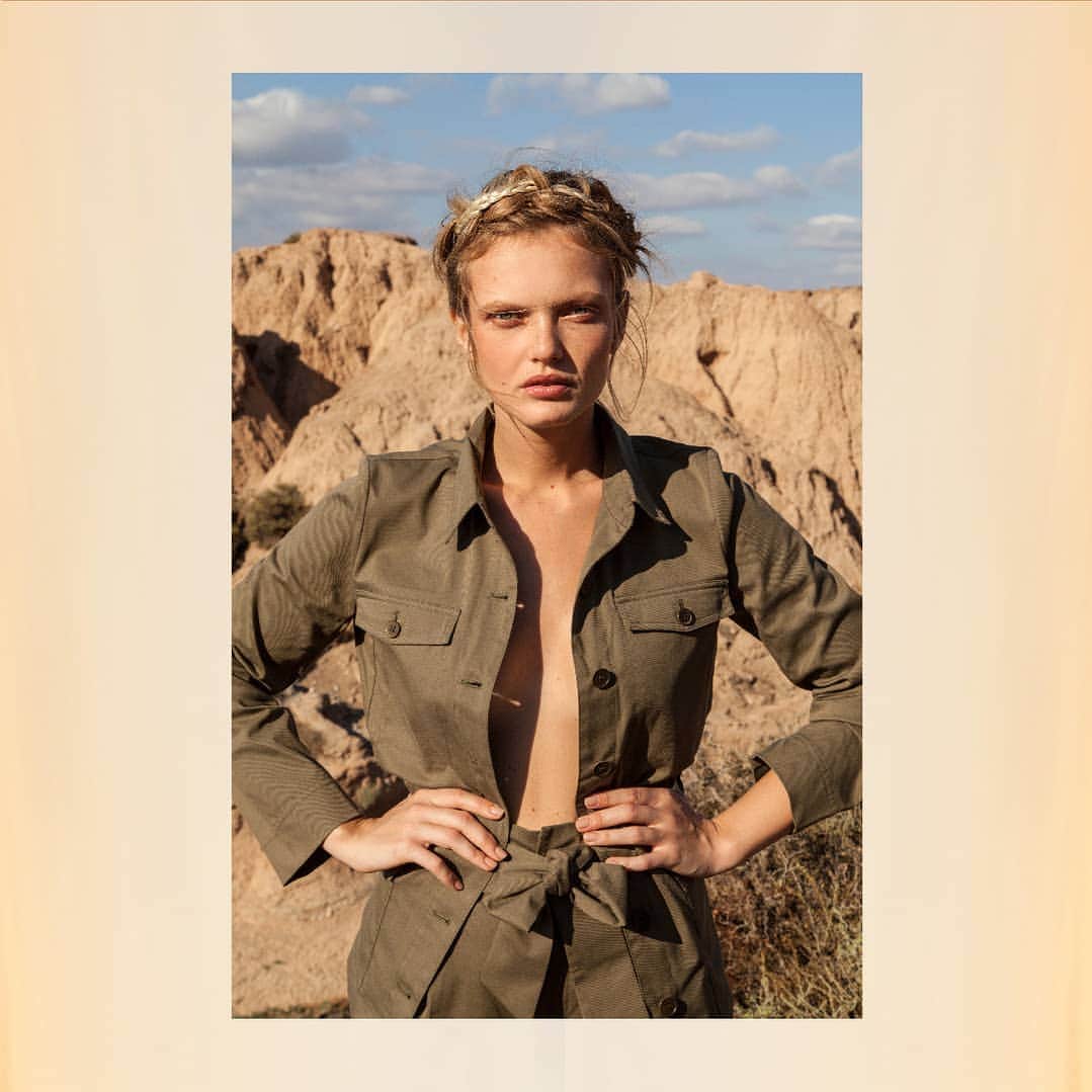 ベンシモンのインスタグラム：「INSPIRATION SURPLUS La saharienne Bensimon 2019. On la veut authentique dans une belle gabardine fine à porter comme une sur-chemise... Une veste à porter chic en coordonné avec nos pantalons, ou non ! > Toujours inspirée par le surplus, notre collection été 2019 met en avant des pièces intemporelles nées du vestiaire militaire, pas de doute l’esprit Bensimon perdure 40 ans plus tard ! 🇬🇧 The safari jacket by Bensimon. In 2019, we want it authentic in a pretty light gabardine, to be wear like a shirt... A chic jacket! > Always inspired by the surplus, our Summer collection puts timeless pieces in the spotlight born from the military garment. No doubt the Bensimon spirit is still there! #bensimon #surplus #PE19」
