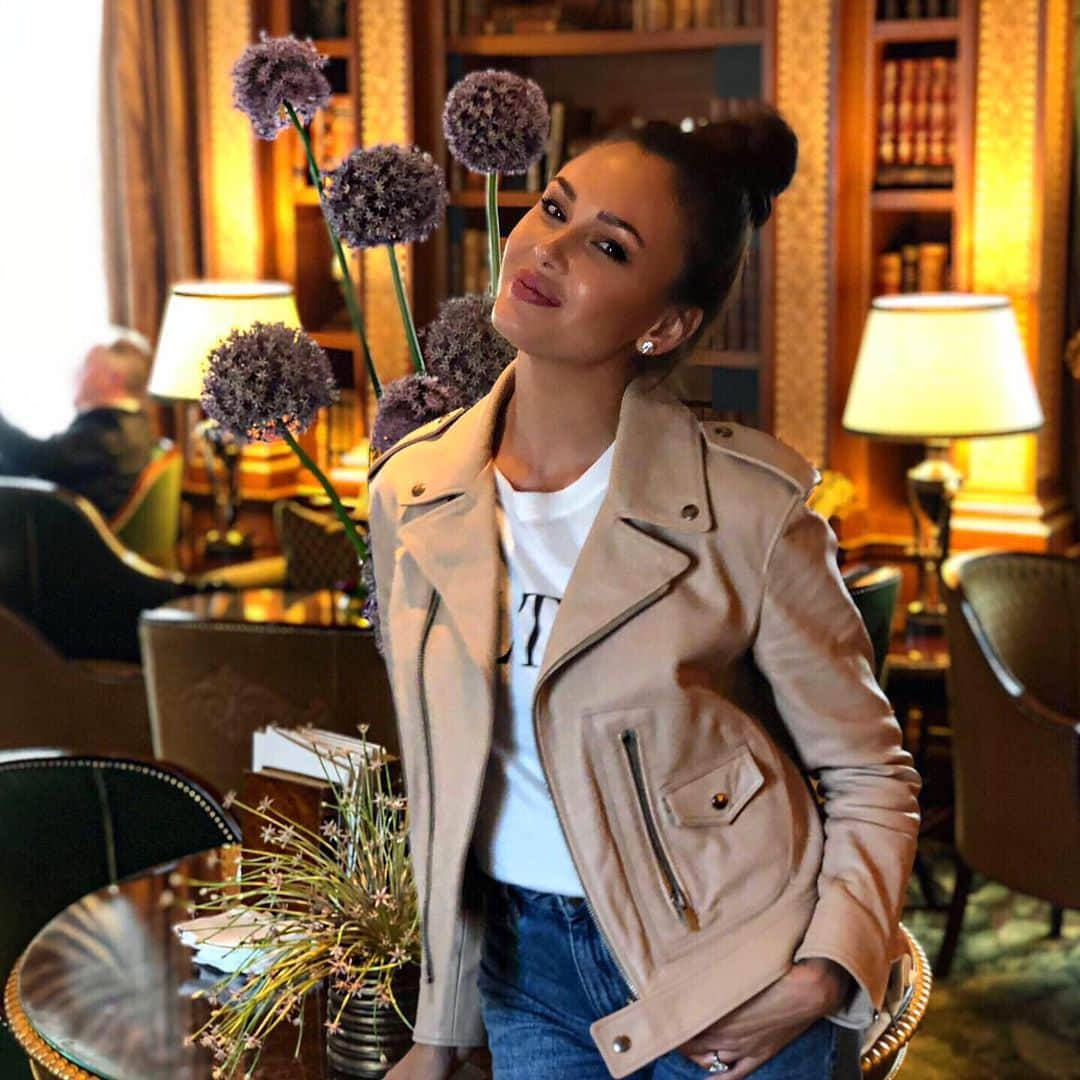 アイーダ・ガリフッリーナさんのインスタグラム写真 - (アイーダ・ガリフッリーナInstagram)「So happy to stay again in my favorite place in London @the_lanesborough 😍😍😍 the most beautiful, cosy, chic and elegant hotel in London, where I always feel like home. For me as an artist traveling all over the world it’s so important to have such places where I always feel 100% comfy and happy 😍 ⠀ ——————————————————— ⠀ Самый красивый и элегантный отель Лондона! Так приятно возвращаться снова и снова в The Lanesborough London, как домой! 😍 наверное, это один из немногих отелей в котором всё еще сохранился непревзойденный английский шик. Вежливые батлеры и самые вкусные завтраки 😋!!!」5月26日 1時27分 - aidagarifullina