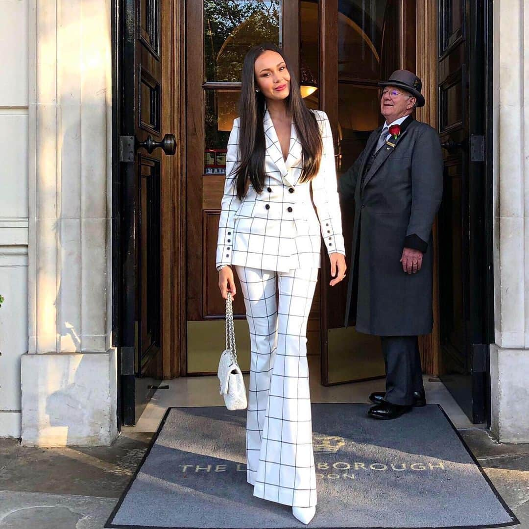 アイーダ・ガリフッリーナさんのインスタグラム写真 - (アイーダ・ガリフッリーナInstagram)「So happy to stay again in my favorite place in London @the_lanesborough 😍😍😍 the most beautiful, cosy, chic and elegant hotel in London, where I always feel like home. For me as an artist traveling all over the world it’s so important to have such places where I always feel 100% comfy and happy 😍 ⠀ ——————————————————— ⠀ Самый красивый и элегантный отель Лондона! Так приятно возвращаться снова и снова в The Lanesborough London, как домой! 😍 наверное, это один из немногих отелей в котором всё еще сохранился непревзойденный английский шик. Вежливые батлеры и самые вкусные завтраки 😋!!!」5月26日 1時27分 - aidagarifullina