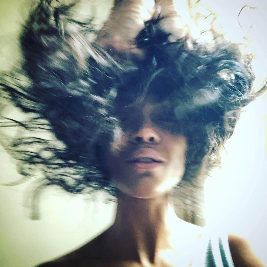 ゾーイ・サルダナさんのインスタグラム写真 - (ゾーイ・サルダナInstagram)「“Upside down, round and round...”」5月26日 1時29分 - zoesaldana