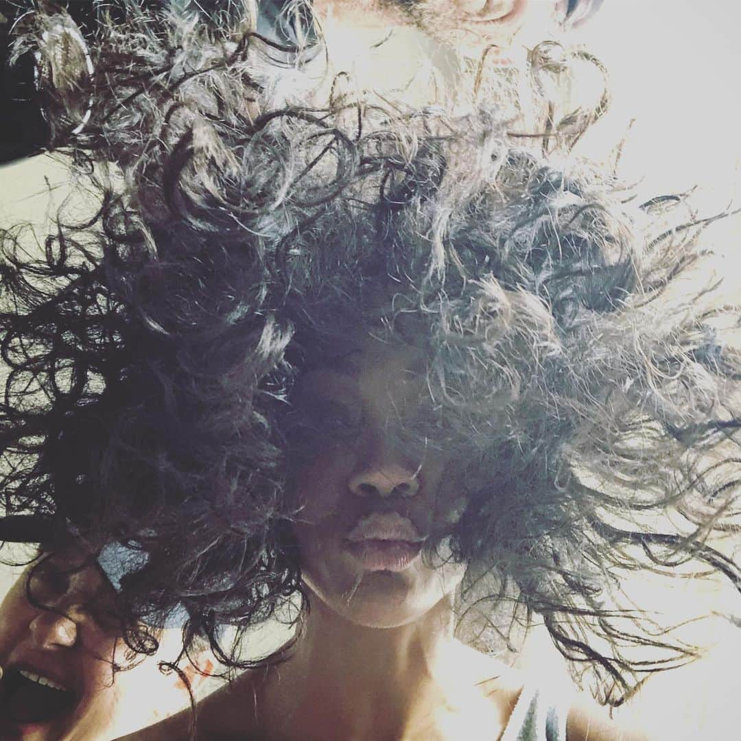 ゾーイ・サルダナさんのインスタグラム写真 - (ゾーイ・サルダナInstagram)「“Upside down, round and round...”」5月26日 1時29分 - zoesaldana