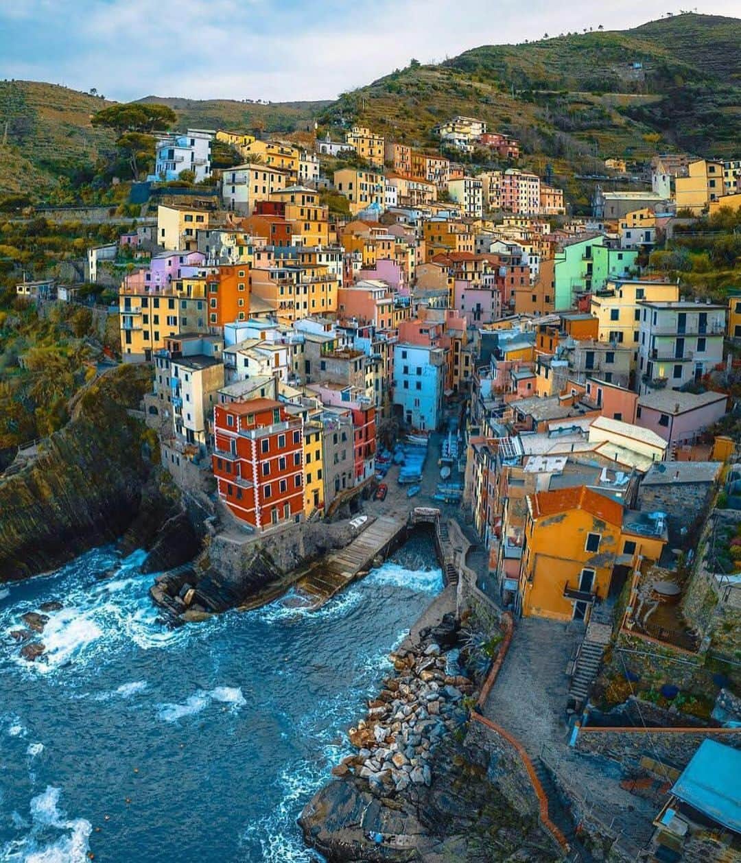 Awesome Wonderful Natureさんのインスタグラム写真 - (Awesome Wonderful NatureInstagram)「Cinque Terre, Italy Photo by @davide.anzimanni  #fantastic_earth」5月26日 1時30分 - fantastic_earth