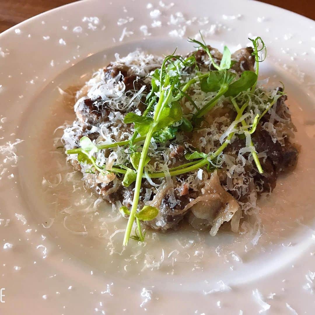 のインスタグラム：「夏コース前菜「馬肉のクルード」です！ つまりカルパッチョです！チーズをかけてお召し上がりください！  #大阪#梅田#阪急グランドビル#夜景#景色#シーフード#トラットリア#Sdining#洋食#海鮮#ワイン#絶景#カップル#夏#コース#馬肉#カルパッチョ#チーズ#美味しい#前菜」