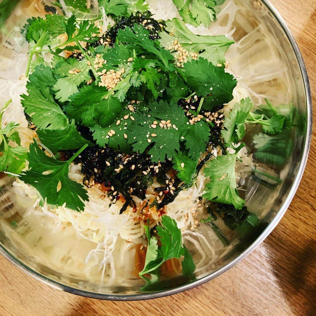 志摩有子さんのインスタグラム写真 - (志摩有子Instagram)「夏日には焼肉。このところ通い詰めている立屋に今日も。締めの冷やしねぎソバはパクチートッピングが登場。そりゃもちろん食べるでしょ。合わないわけがない。辛味の煮込みと玉子クッパも必食。 #焼肉 #立ち食い焼肉 #椅子あり〼 #赤身マニア #コスパ良し」5月26日 1時42分 - ariko418