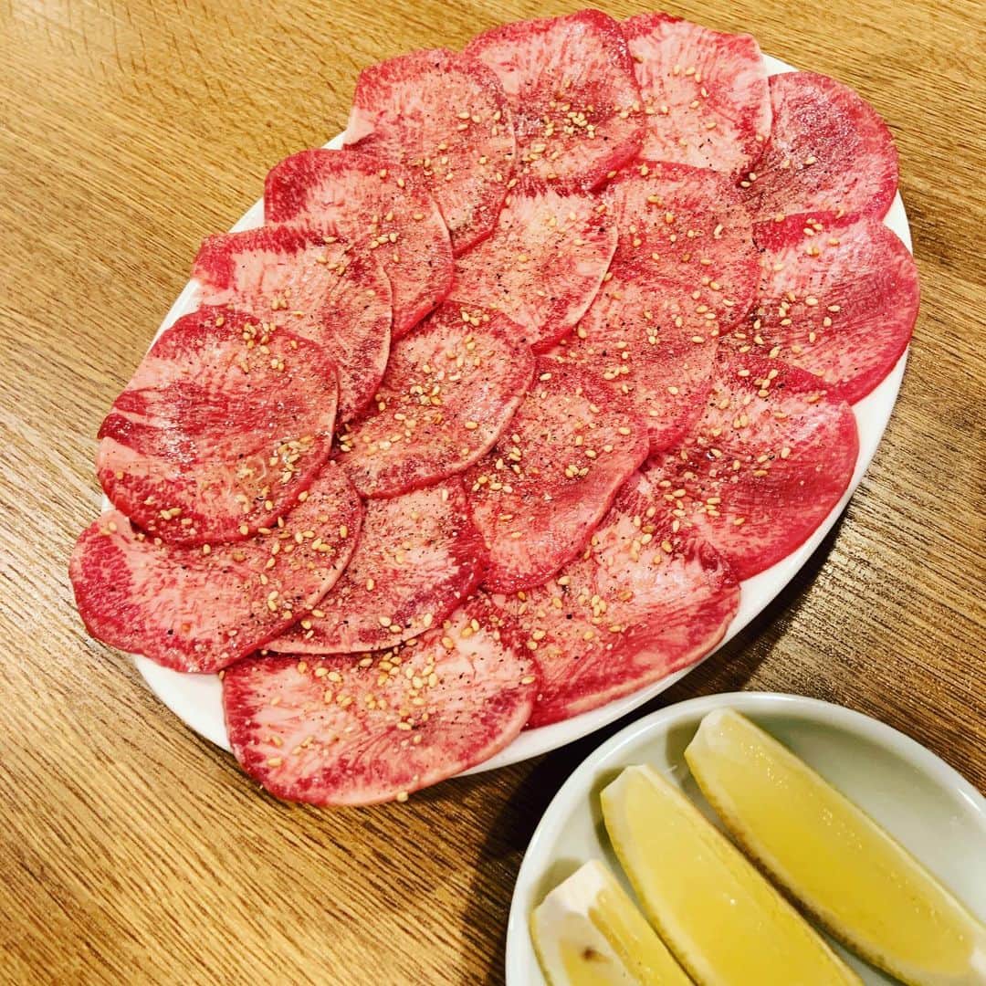 志摩有子さんのインスタグラム写真 - (志摩有子Instagram)「夏日には焼肉。このところ通い詰めている立屋に今日も。締めの冷やしねぎソバはパクチートッピングが登場。そりゃもちろん食べるでしょ。合わないわけがない。辛味の煮込みと玉子クッパも必食。 #焼肉 #立ち食い焼肉 #椅子あり〼 #赤身マニア #コスパ良し」5月26日 1時42分 - ariko418
