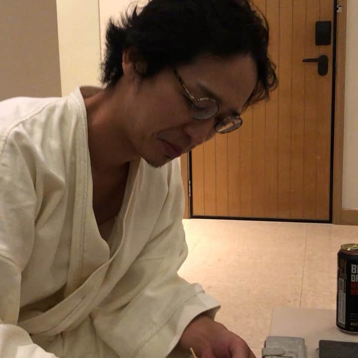 川尻恵太のインスタグラム：「マンゴーを食べるじじい」