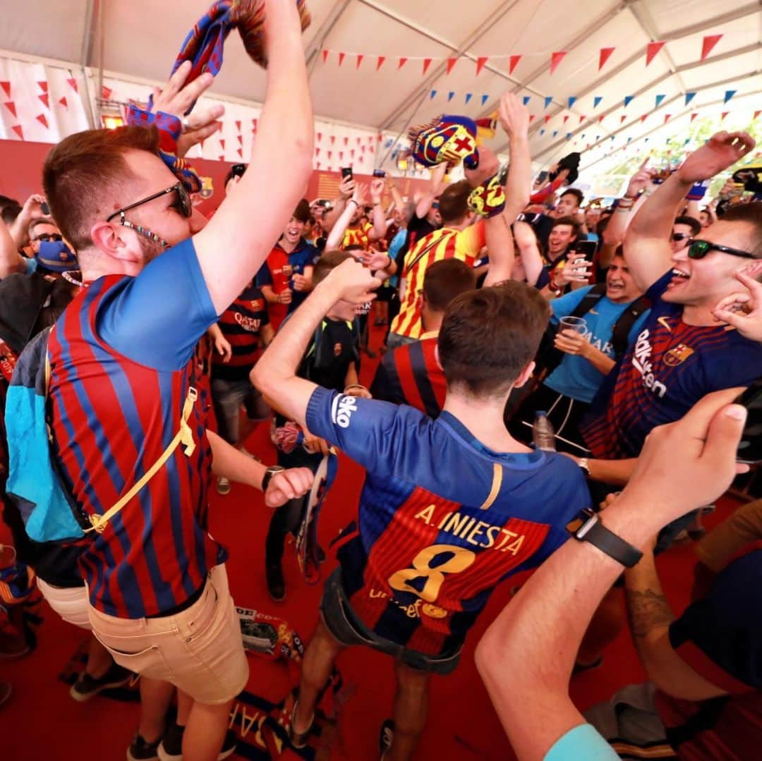 FCバルセロナさんのインスタグラム写真 - (FCバルセロナInstagram)「📍 Fan Zone 💃🏼 Seville 💙❤️ Barça Fans #TotsUnits #CopaBarça」5月26日 2時10分 - fcbarcelona