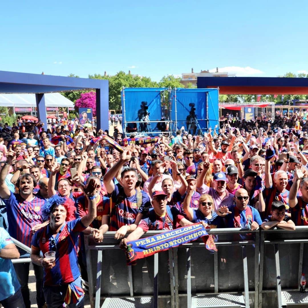 FCバルセロナさんのインスタグラム写真 - (FCバルセロナInstagram)「📍 Fan Zone 💃🏼 Seville 💙❤️ Barça Fans #TotsUnits #CopaBarça」5月26日 2時10分 - fcbarcelona