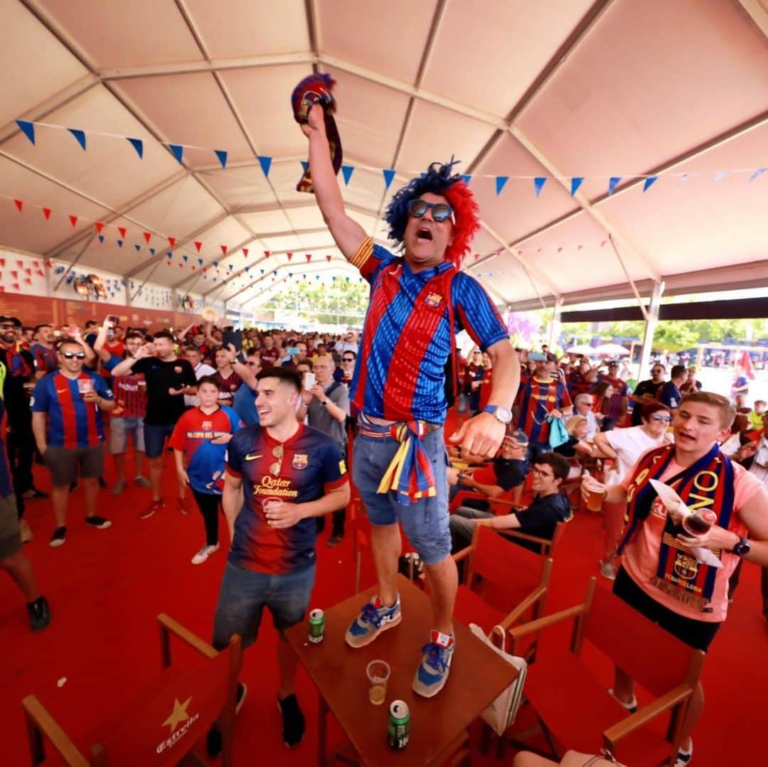 FCバルセロナさんのインスタグラム写真 - (FCバルセロナInstagram)「📍 Fan Zone 💃🏼 Seville 💙❤️ Barça Fans #TotsUnits #CopaBarça」5月26日 2時10分 - fcbarcelona