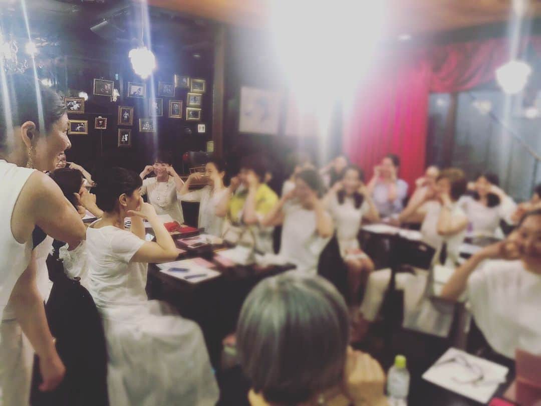 間々田佳子のインスタグラム：「初㊗️写真映りを良くする講座 終了❣️ 皆さまご参加 ありがとうございました😊  #間々田佳子 #表情筋トレーニング  #写真映りを良くしよう #プロフィール写真をステキに #顔トレで理想を作る」