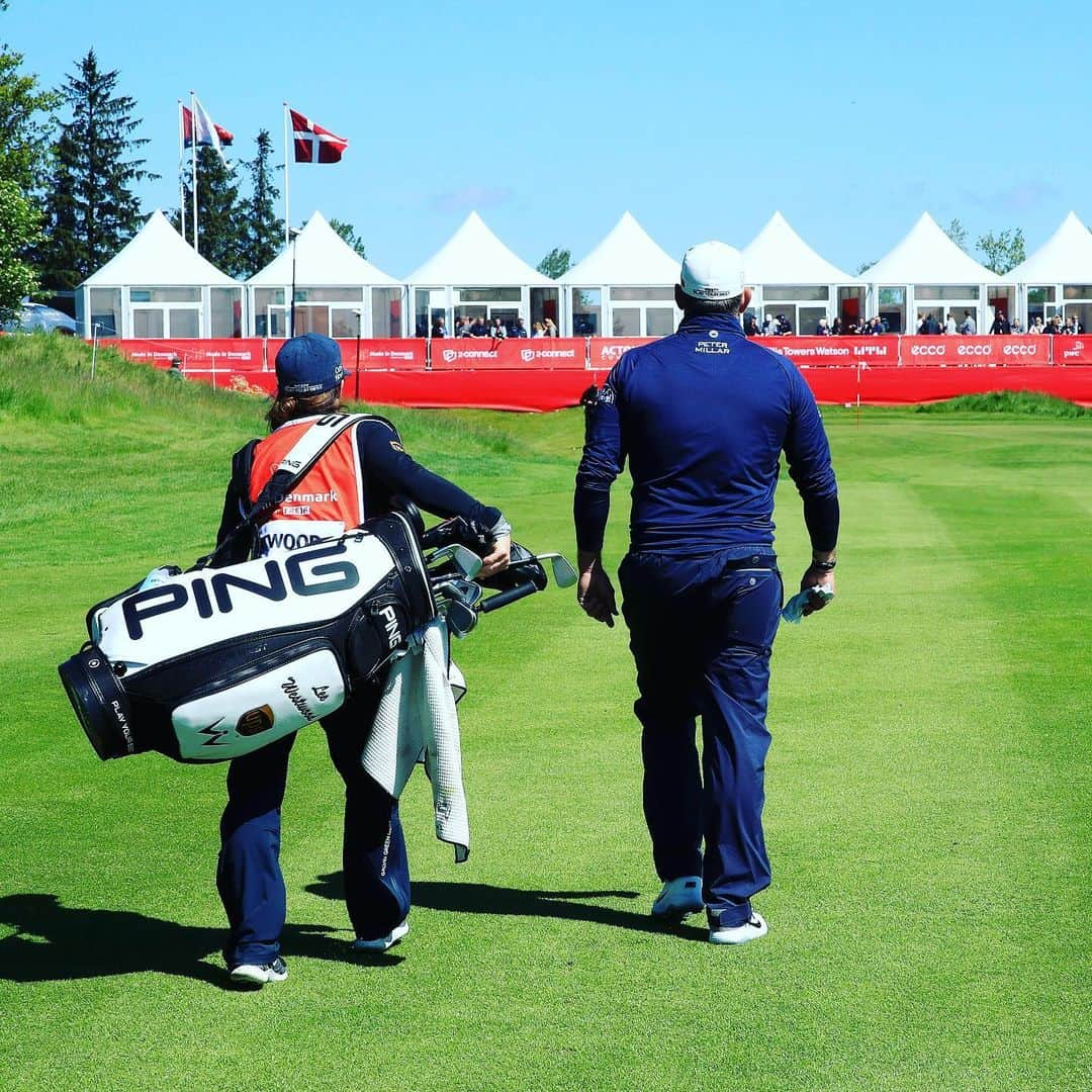 リー・ウエストウッドさんのインスタグラム写真 - (リー・ウエストウッドInstagram)「Strolling into a late tee off time on Sunday. Early Saturday 66s are always nice. @helenstorey_10 @madeindenmarkgolf」5月26日 2時23分 - westwood_lee