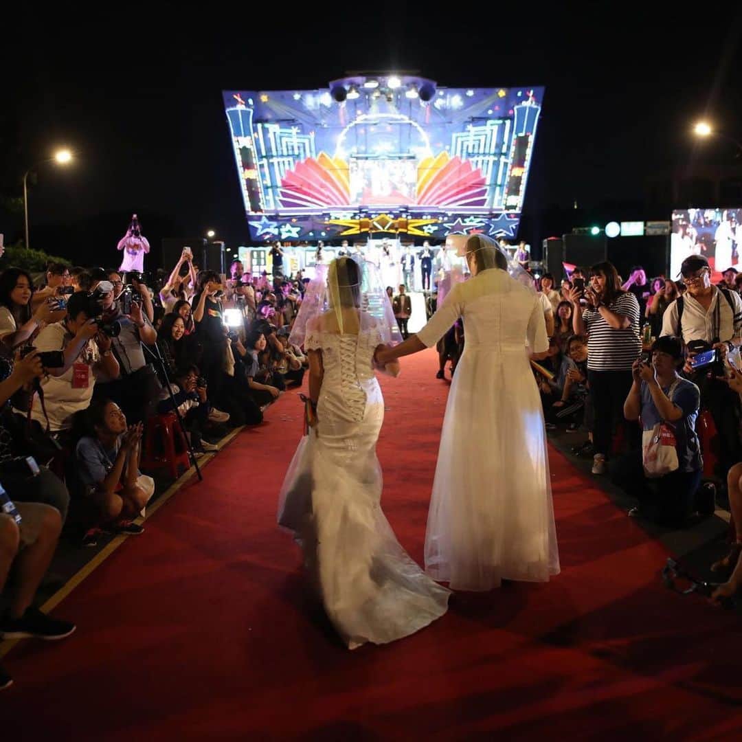 CNNさんのインスタグラム写真 - (CNNInstagram)「More than 1,000 participants attended a wedding banquet held by #Taiwan LGBTQ rights activists to celebrate some of the first legally recognized same-sex marriages on the island. The event in Taipei included a joint wedding for about 20 couples and stage performances, including a drag act. 📸: Tyrone Siu/Reuters, Ritchie B. Tongo/EPA/Shutterstock, Sam Yeh/AFP/Getty Images」5月26日 2時16分 - cnn