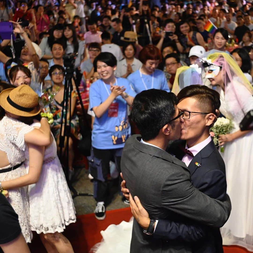 CNNさんのインスタグラム写真 - (CNNInstagram)「More than 1,000 participants attended a wedding banquet held by #Taiwan LGBTQ rights activists to celebrate some of the first legally recognized same-sex marriages on the island. The event in Taipei included a joint wedding for about 20 couples and stage performances, including a drag act. 📸: Tyrone Siu/Reuters, Ritchie B. Tongo/EPA/Shutterstock, Sam Yeh/AFP/Getty Images」5月26日 2時16分 - cnn