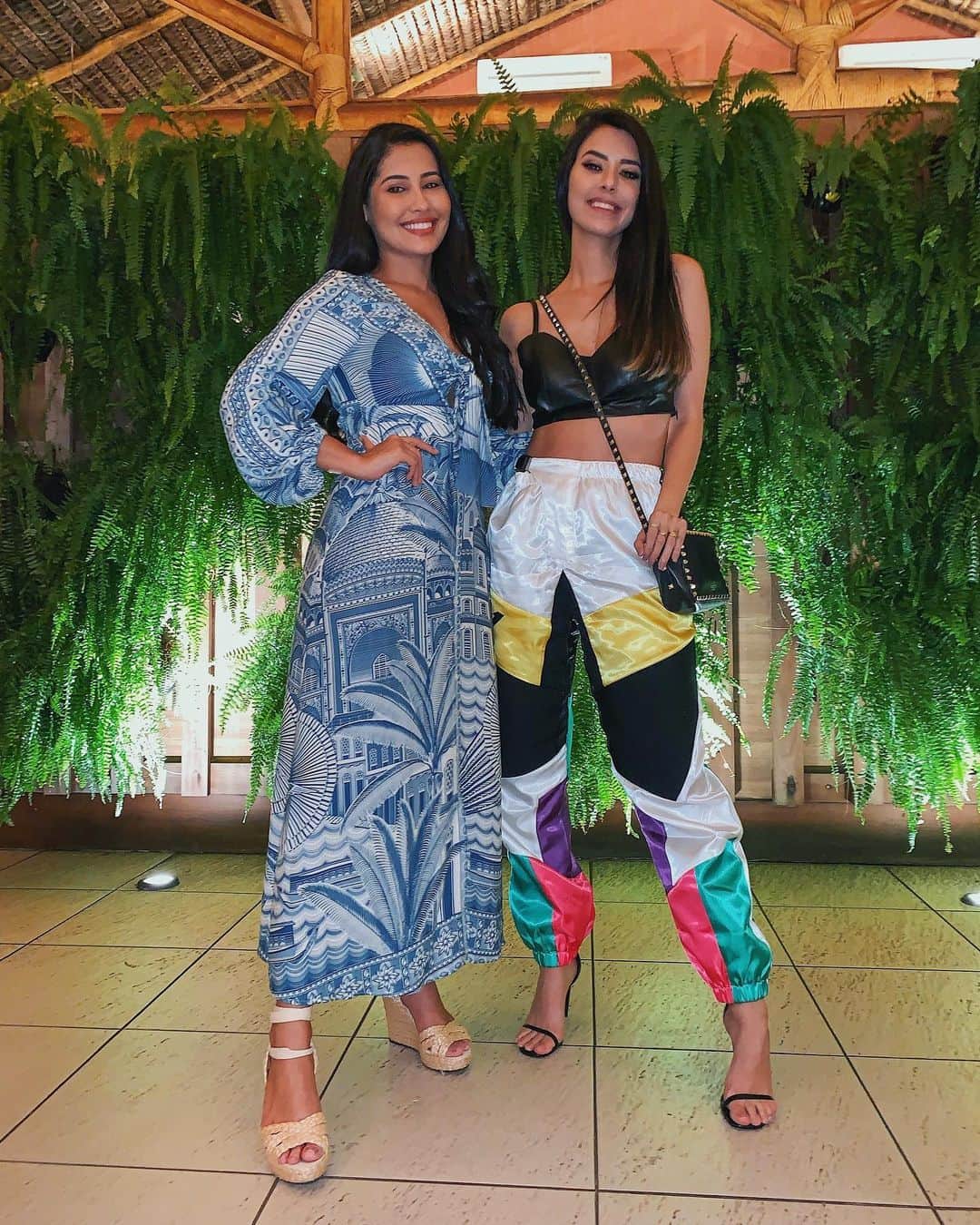Gabriela Salesのインスタグラム：「Pense numa guia topzêra essa que eu fui arrumar. E ainda me levou pra comer até explodir depois. Foi choque da Shanaya! Se isso não é amizade sincera eu nem sei mais, viu kkkk Mermã me adote logo, vá! Nos vemos dia 19/06 no #SãoJoãoDaThay @thaynaraog ❤️❤️❤️❤️」