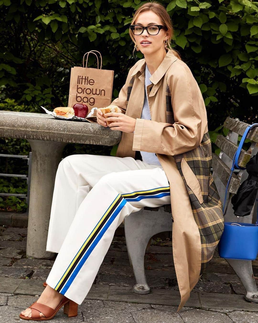 Bloomingdale'sさんのインスタグラム写真 - (Bloomingdale'sInstagram)「Photographic proof that a packed lunch can be chic 😉 Happy #NationalBrownBagItDay! . . . . . . . #BrownBagItDay #LittleBrownBag #LunchTime #SpringStyle #Fashion #OOTD #WideLegPants #TrenchCoat #Bloomingdales」5月26日 2時22分 - bloomingdales