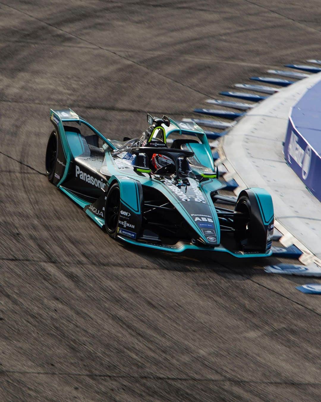 Jaguarさんのインスタグラム写真 - (JaguarInstagram)「Both the @FIAFormulaE and #Jaguar #IPACE #eTROPHY Championships provided dramatic races at the #BerlinEPrix today. Take a look back at some of the most electrifying highlights. #JaguarElectrifies #ABBFormulaE #Germany #ElectricCars #Berlin #ITYPE3」5月26日 2時22分 - jaguar