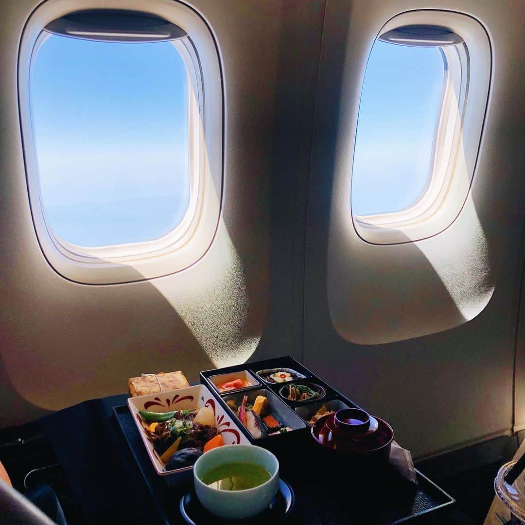 クリスティン・ウェイのインスタグラム：「Another travel #cwtravel #welltravelled #businesstrip #jal」
