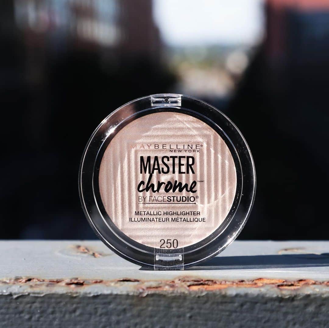 Maybelline New Yorkさんのインスタグラム写真 - (Maybelline New YorkInstagram)「For a poppin’ highlight they can see from outer space, you know our #masterchrome got you! What #masterchrome shade did you pack for the long weekend? Shown here: shade ‘250’. ✨⚡️」5月26日 2時26分 - maybelline