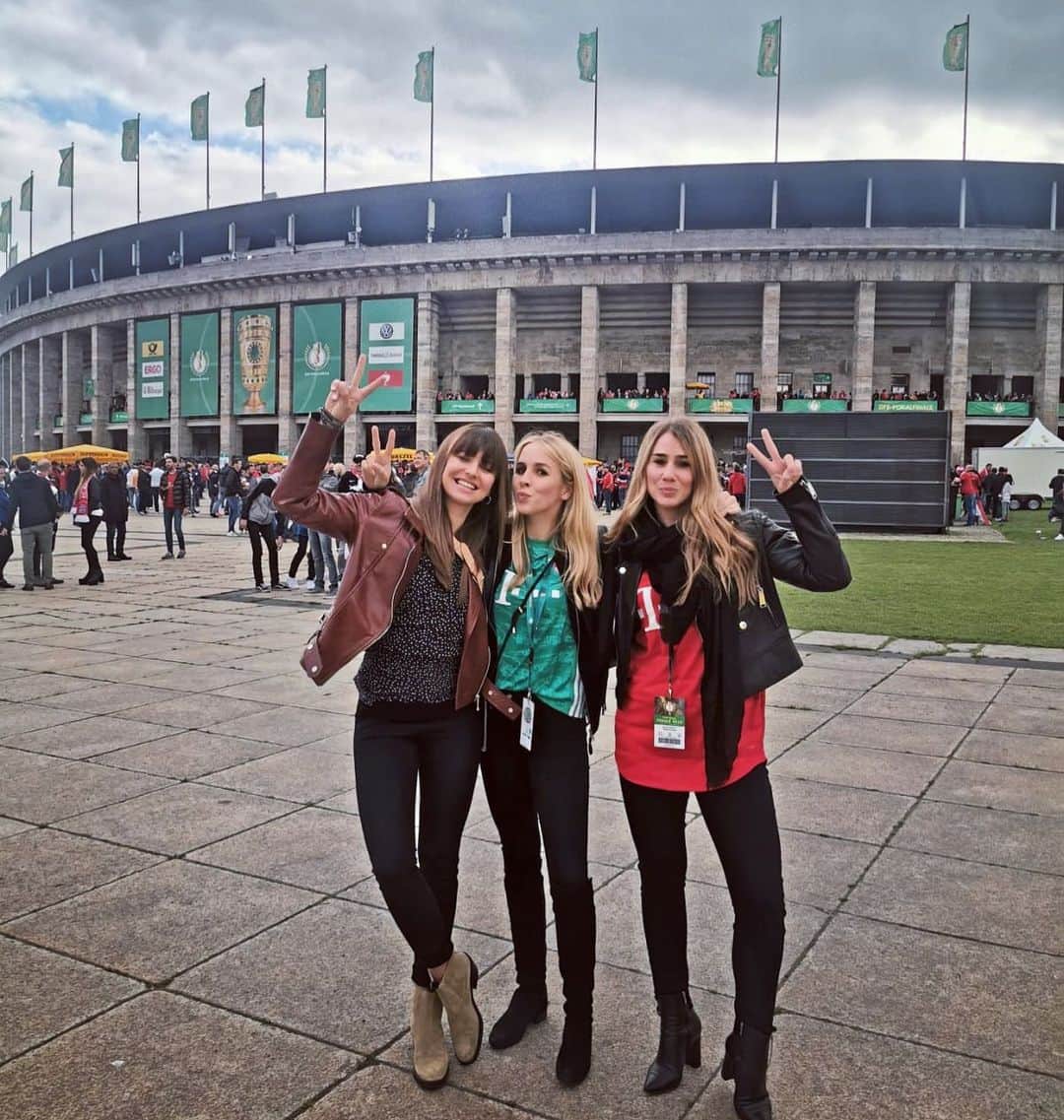 Nina Neuerのインスタグラム：「Pack ma‘s 💪🏼 🔴⚪️ #dfbpokalfinale #fcbayernmünchen @annalewandowskahpba @juliavigas」