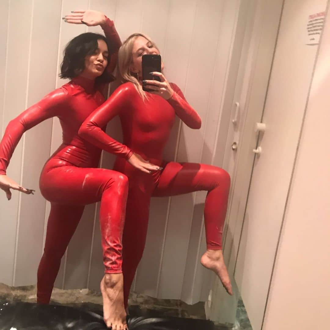 ヴァネッサ・ハジェンズさんのインスタグラム写真 - (ヴァネッサ・ハジェンズInstagram)「Missing our excursions ending up in full Britney Spears latex body suits lol」5月26日 2時41分 - vanessahudgens