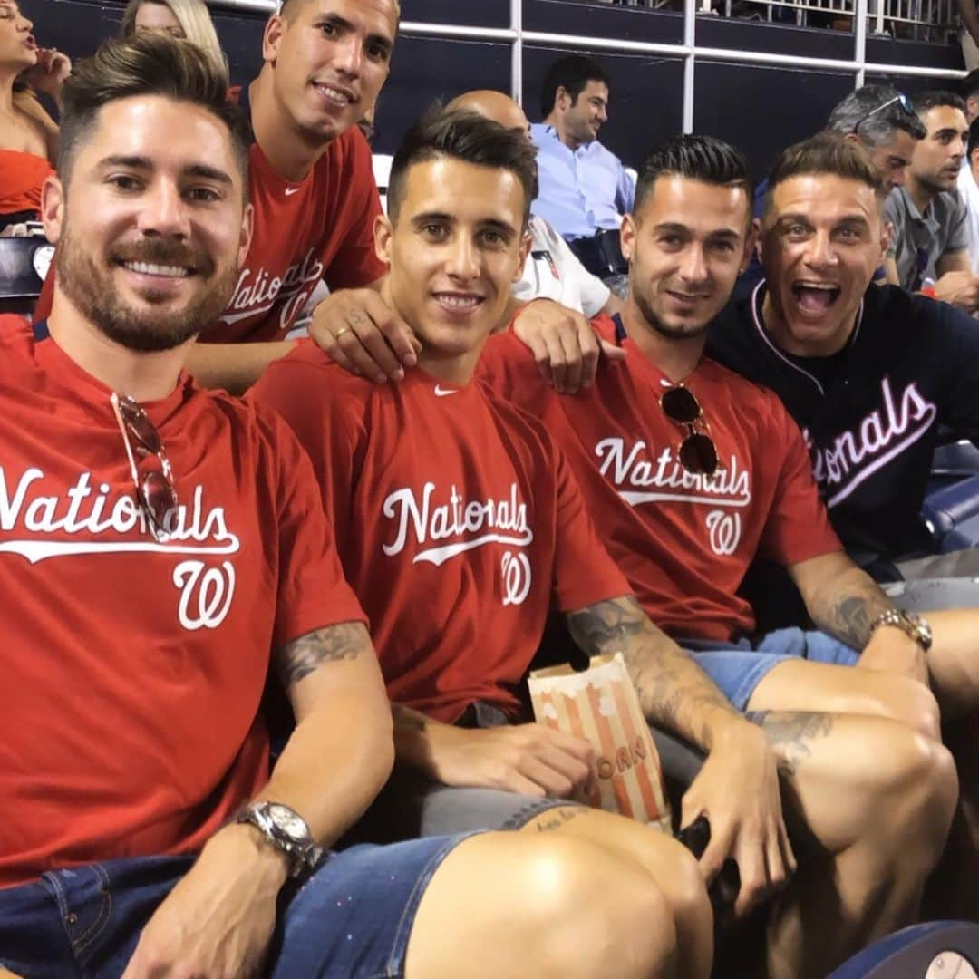 ホアキン・サンチェスさんのインスタグラム写真 - (ホアキン・サンチェスInstagram)「No cé, ni cogé un bate Hulio!! 😂😂 bonito día viendo al @nationals 🤗 #washinton #nationals #beisbol #mushobetis」5月26日 2時37分 - joaquinarte