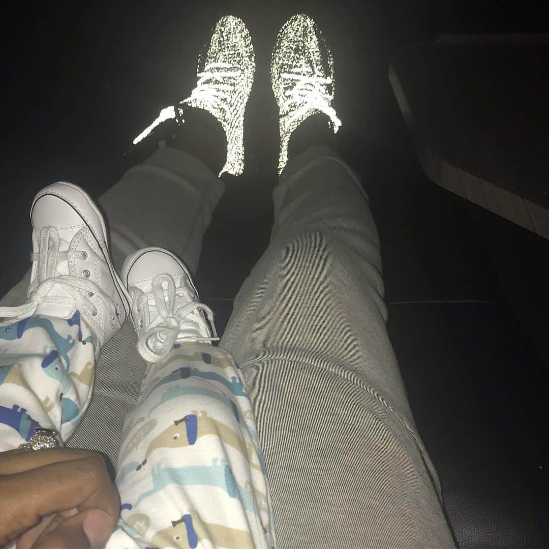 レミー・マーのインスタグラム：「Me & @ReminisceMackenzieMackie came to see Aladdin 🧞‍♂️ Sidebar: soooo nobody was gonna tell me my sneakers do this✨#RemAndKenzie #MommyDaughterDate 👩‍👧#RemyMa #Reminisces」