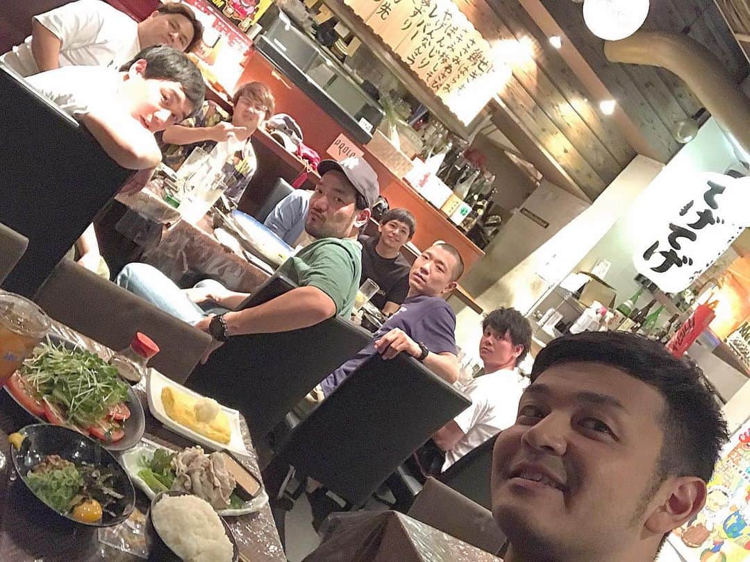 のインスタグラム：「#まかなインスタ#てげてげ ダブルアートさん、単独ライブおつかれさまでした！ まかなインスタ撮ろうとしたら「おれらも入れてーや」と言うてきた今井はゲストでもなんでもなく、ただ単独を見にきていただけで打ち上げに参加してたそうです。 #ラッキー坊主 せいやとらぶおじさんもそうらしいです。 #なにそれ そんなやつが代表して「おれら」って言うてくるな！ あと入れてーや言うてきてんやったら笑顔でうつれ！ 笠谷、先輩に中指立てるな！！ ダイエット中のヘルシーまかないは今日も世界一おいしかったです！ ごちそうさまでした！」