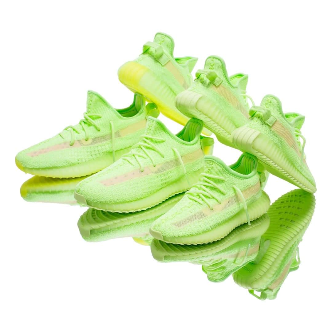 Flight Clubさんのインスタグラム写真 - (Flight ClubInstagram)「The Yeezy Boost 350 V2 "Glow" delivers the standard Primeknit upper and signature Boost in a fluorescent green with glow-in-the-dark capabilities.」5月26日 3時00分 - flightclub