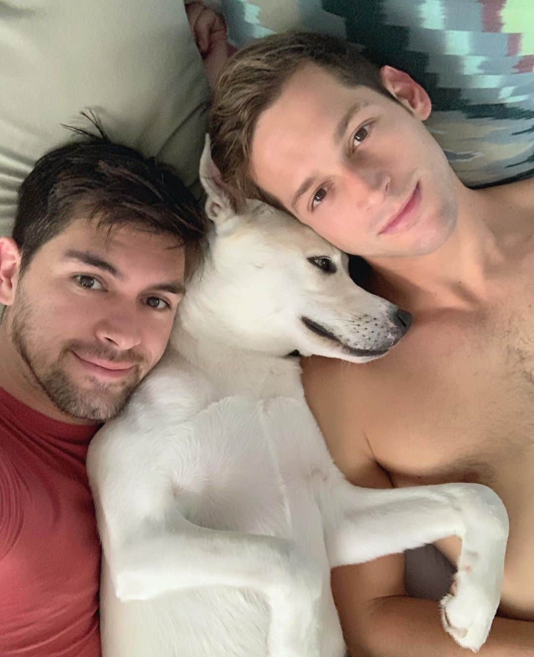 マックス・エマーソンさんのインスタグラム写真 - (マックス・エマーソンInstagram)「We cuddle three deep in an apartment with no a/c. That’s 420 pounds of pure heat. @chilisleep recently sent us their incredible chiliPad system that can make the bed as warm or cold as we want. Our cuddle game has never been stronger. Thanks guys!」5月26日 3時00分 - maxisms