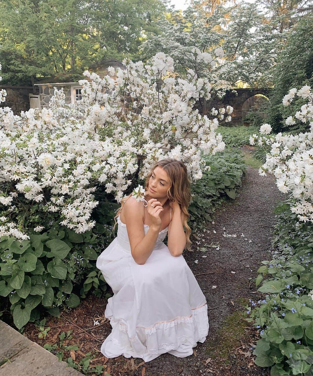 Kelsey Simoneさんのインスタグラム写真 - (Kelsey SimoneInstagram)「Squatting in the bushes to get the shot 📸 Dress coming soon on @officialvendivintage」5月26日 3時11分 - k.els.e.y