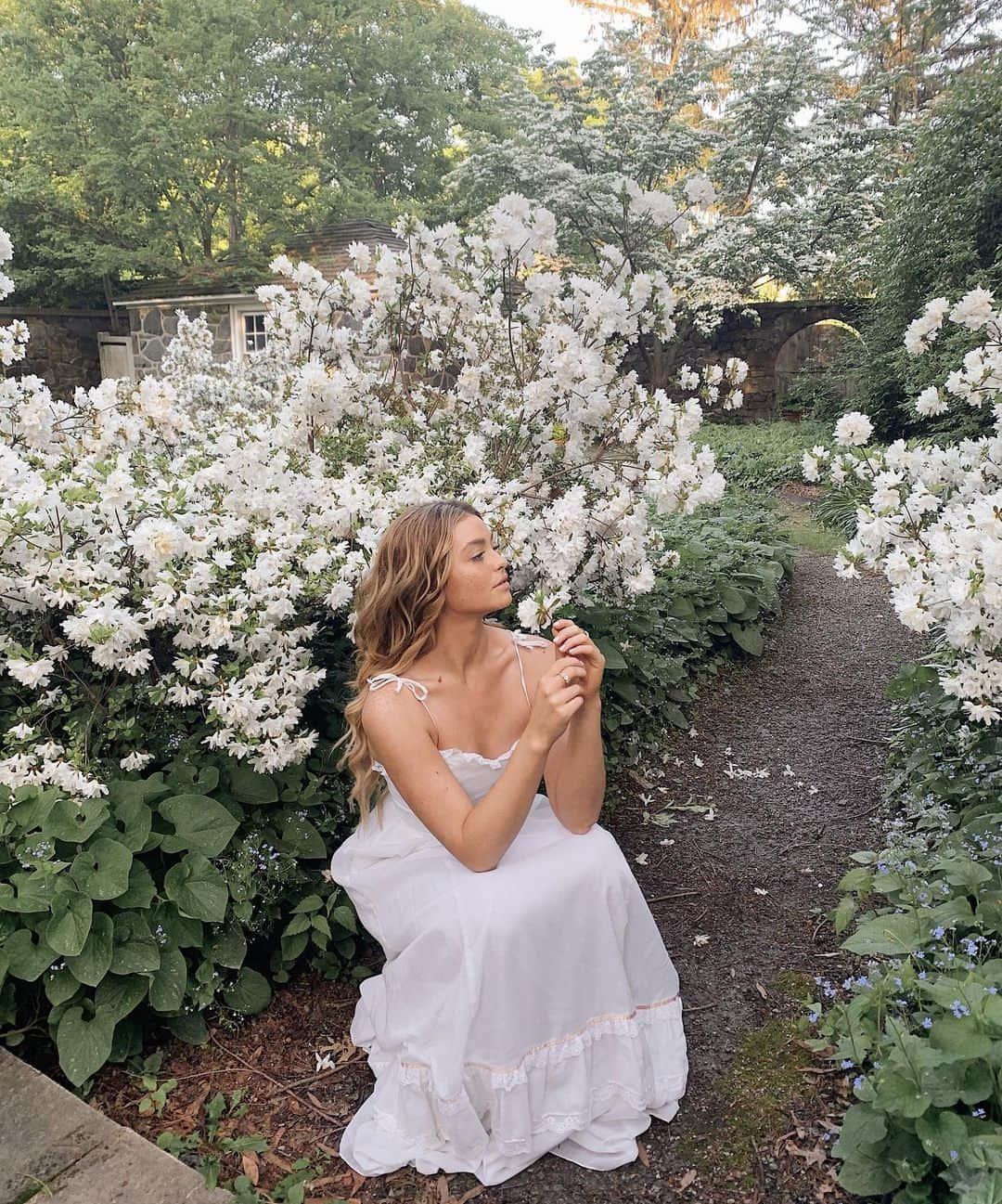 Kelsey Simoneさんのインスタグラム写真 - (Kelsey SimoneInstagram)「Squatting in the bushes to get the shot 📸 Dress coming soon on @officialvendivintage」5月26日 3時11分 - k.els.e.y