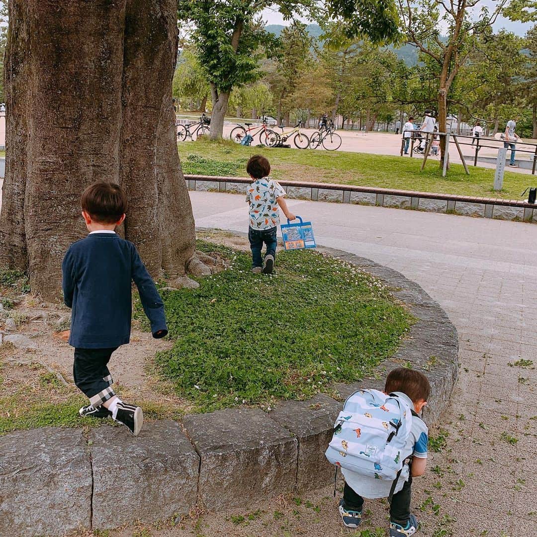 澤野井香里さんのインスタグラム写真 - (澤野井香里Instagram)「子供eventの後に#京都モダンテラス でランチ🍽﻿ ﻿ この春から#プレ幼稚園 が始まった同い年Boysで3人おてて繋いでとっても楽しそう😆💕﻿ ﻿ 恐竜🦖、車🚗、電車🚃男の子の好きな遊びで盛り上がって、真央ちゃんがプレゼントしてくれた#プラレール  と#トミカ の#おでかけhelloシール もランチの合間に大活躍✨﻿ ﻿ M👶も女神みたいに美しい臨月妊婦のゆかりちゃんに抱っこしてもらってニコニコ嬉しそう＾＾﻿ ﻿ また新しいBabyちゃんのお友達増えるの楽しみだなー🥰❤️﻿ ﻿ #ks_19✨ #ks_kyoto✨ #京都 #東山 #京都ランチ #京都グルメ #京都ママ #関西ママ #男の子ママ #女の子ママ #ママライフ #ママリ #コドモノ #ベビフル #赤ちゃんのいる生活 #S⭐️_ #M🍒_  #S⭐️M🍒」5月26日 3時12分 - kaori_sawanoi