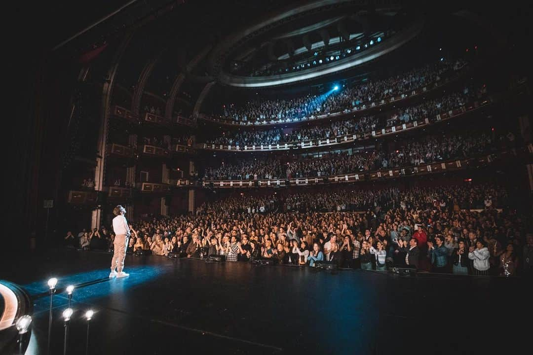 ベン・プラットさんのインスタグラム写真 - (ベン・プラットInstagram)「me and my tour family at our last concert at the dolby in LA」5月26日 3時18分 - bensplatt