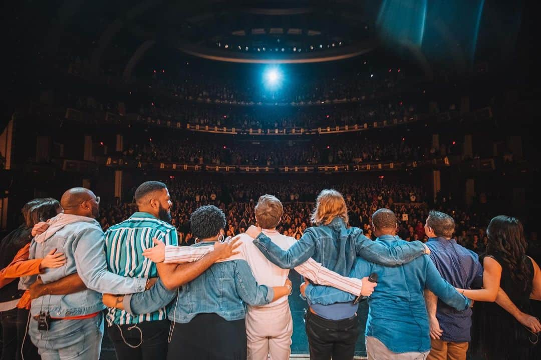 ベン・プラットさんのインスタグラム写真 - (ベン・プラットInstagram)「me and my tour family at our last concert at the dolby in LA」5月26日 3時18分 - bensplatt