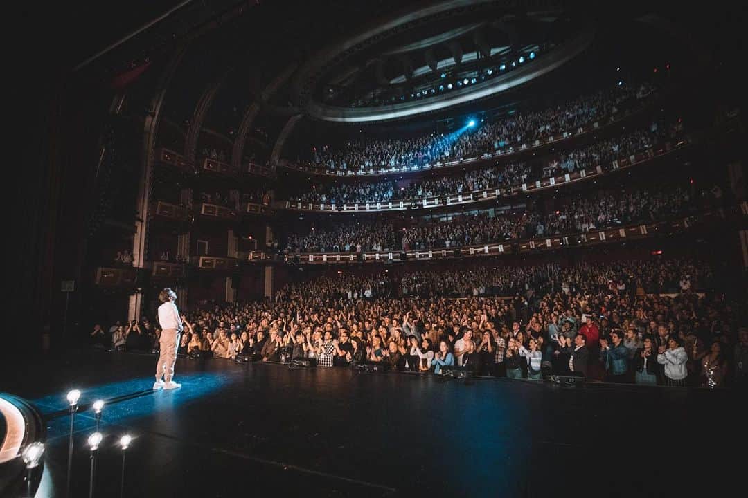 ベン・プラットのインスタグラム：「me and my tour family at our last concert at the dolby in LA」