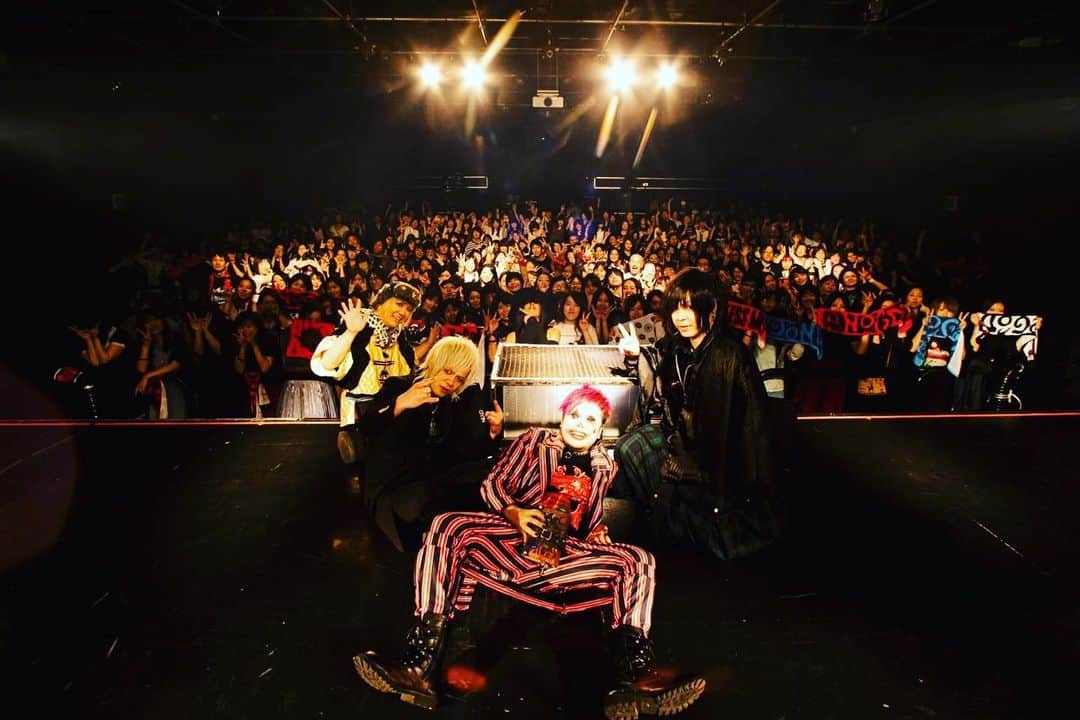 Kyrieのインスタグラム：「神劇ノ宴ファイナル新宿公演でした。有難う。  ファイナルという事でやることも多く、忙しなくしていたら動画撮るの忘れてた。すまない。  ところでこの写真、私完全に皆と同化してね？」