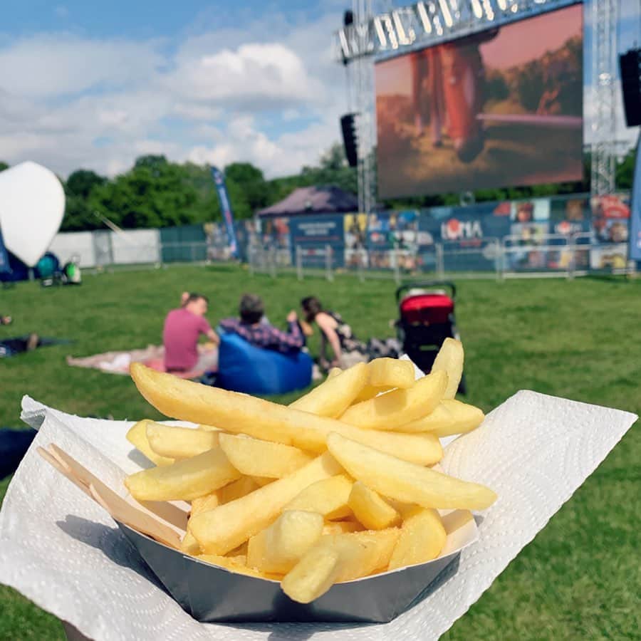 MEGのインスタグラム：「サウスロンドンの公園にキッズシネマを観に行ってきたー📽」