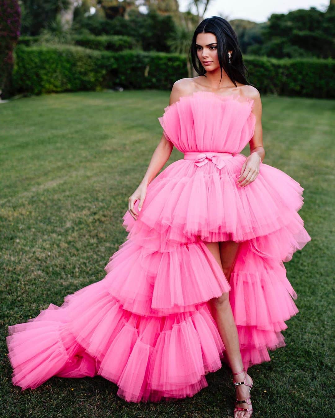Teen Vogueさんのインスタグラム写真 - (Teen VogueInstagram)「With this look, @kendalljenner and @giambattistavalliparis x @hm make a compelling case for wearing exclusively pink tulle for the rest of eternity. 🤔 See more of this week's best celebrity looks at the link in bio. 📸: @garethcattermole」5月26日 3時31分 - teenvogue