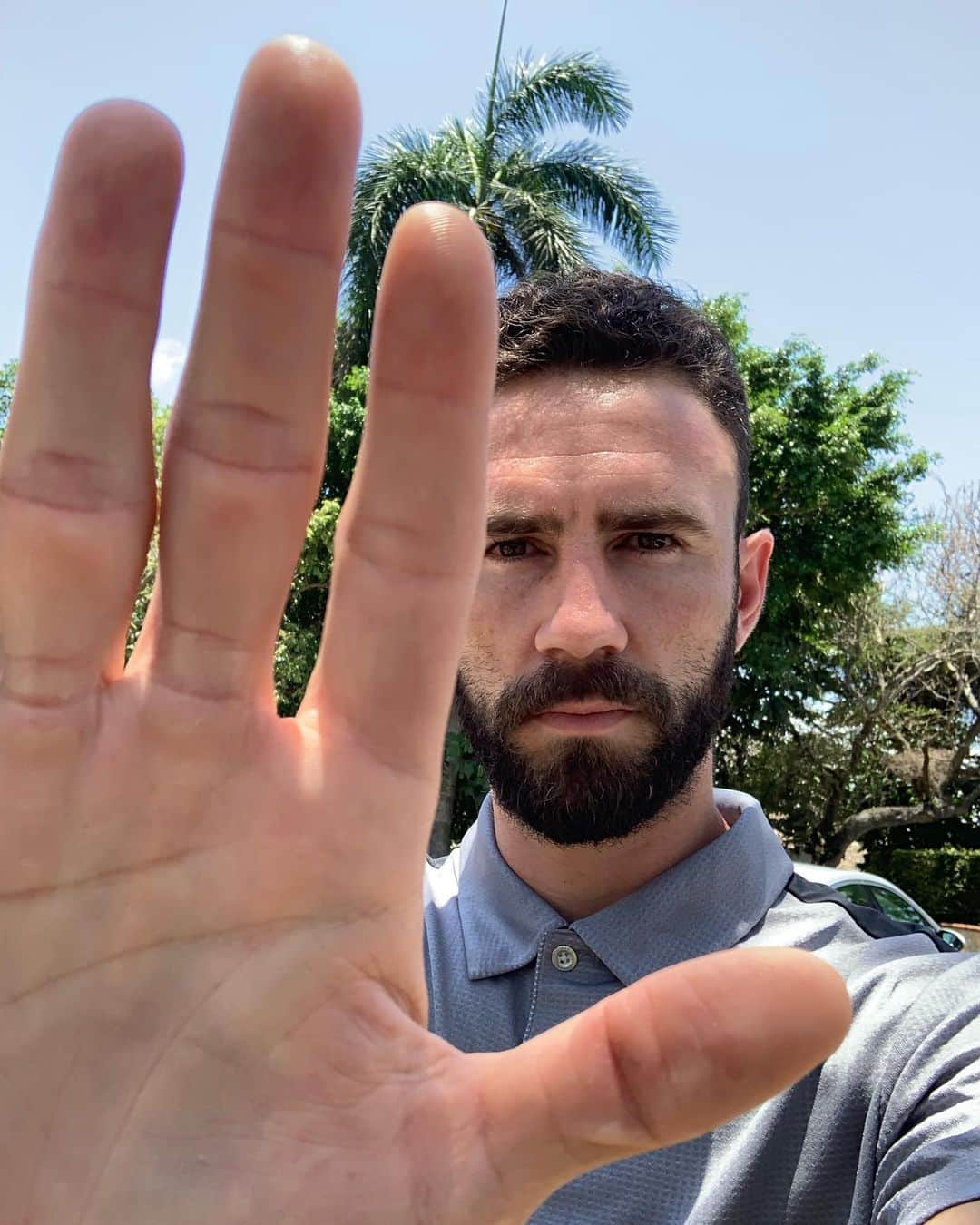 ミゲル・ラジュンのインスタグラム：「✋🏻🚫❌ Acepto la propuesta de @PatyCantu para sumarme a firmar e invito a @IkerCasillas @olitorres10 @officialandrevillasboas y @moymu23 👉🏼 savethechildren.mx súmate y firma bit.ly/2VeNHAC  #stopthewaronchildren  @savethechildren_mx #CorreLaVozYFirma #unete」