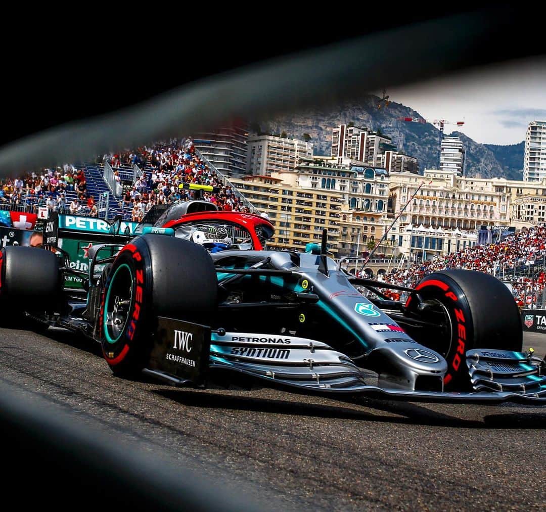 MERCEDES AMG PETRONASさんのインスタグラム写真 - (MERCEDES AMG PETRONASInstagram)「How strong was this guy today 💪 Lewis needed to pull out something truly special to edge a fired up @valtteribottas to his first #MonacoGP pole! These guys keep pushing each other to new heights ✊ • #MercedesAMGF1 #Mercedes #AMG #F1 #PETRONASmotorsports #VB77 #MonacoGP」5月26日 3時37分 - mercedesamgf1