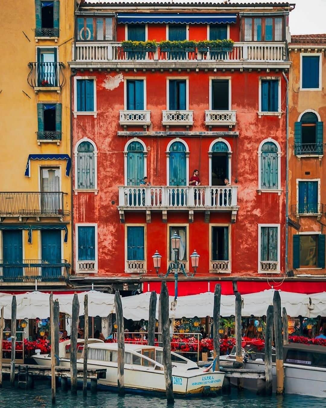 Travel + Leisureさんのインスタグラム写真 - (Travel + LeisureInstagram)「If you live on the Venetian island of Burano and want to paint your home, you must ask for permission from the government, who will assign your home a color. Find out more about the world's most colorful cities at the link in bio! #tlpicks courtesy of @ben.pinto」5月26日 3時39分 - travelandleisure