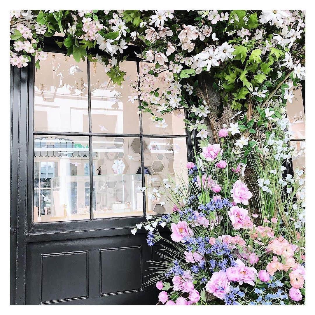 Olivia Burtonさんのインスタグラム写真 - (Olivia BurtonInstagram)「Another bank holiday? Yes please! 🙋🏼‍♀️ For the perfect family day out, shopping trip with your bestie, or wander in the sun, head to Covent Garden and visit our boutique! 🌸 Our beautiful floral installation is only there for a limited time so make sure you stop by and see it soon! 💕 #CoventGardenInBloom #OliviaBurton #CoventGarden #PrettyLittleLondon」5月26日 3時40分 - oliviaburtonlondon
