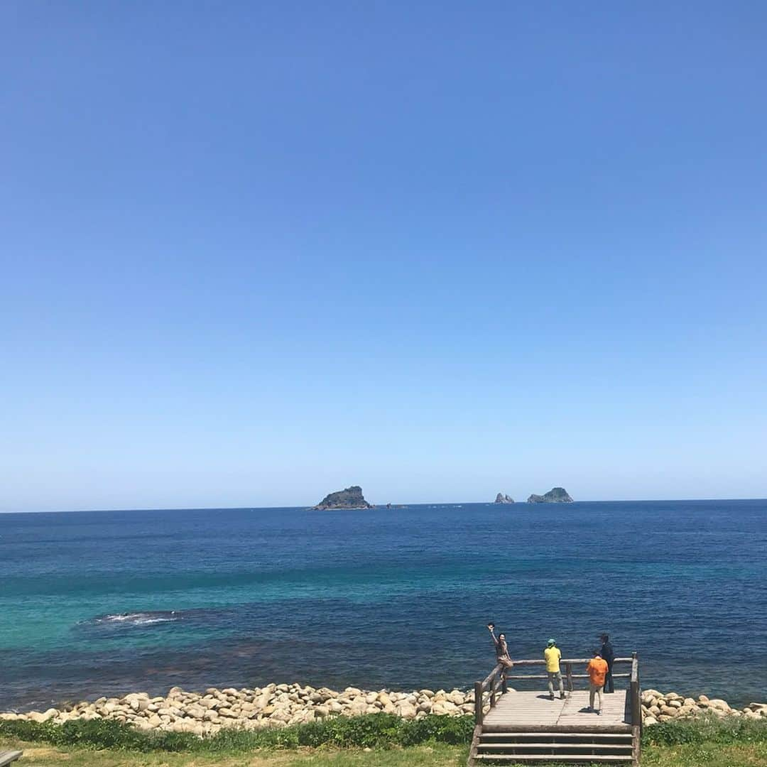 レイヤマダさんのインスタグラム写真 - (レイヤマダInstagram)「隠岐の島は中ノ島の明屋(あけや)海岸🏝鼻歌シリーズサザン編 後ろに見えるはハート岩♡カヤックに乗って冒険したくなる海でした。 さて、いそかぜⅡに乗って中ノ島から知夫里島へ移動です🛥 #隠岐の島 #隠岐ユネスコ世界ジオパーク #ジオパーク #島根県 #親善大使 #レイタビ #島前 #中ノ島 #海士町 #明屋海岸 #レイヤマダ #鼻歌 #サザンオールスターズ #いそかぜⅡ」5月26日 3時47分 - rayyamada_dayo